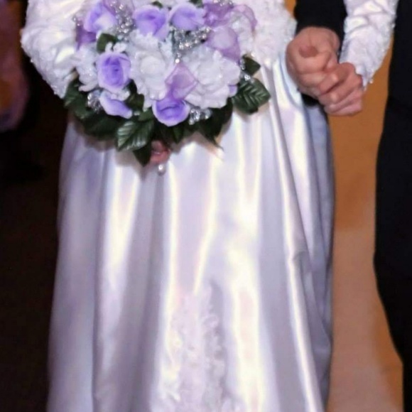 A wedding dress - Picture 2 of 3